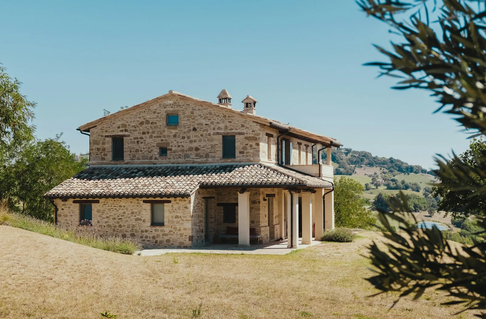 Doğal taş cepheli, kırsal karakterli villa